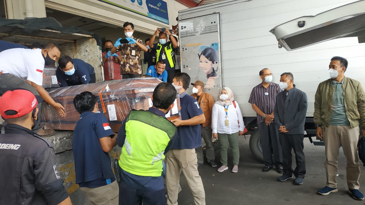 Kedatangan jenazah penumpang pesawat Sriwijaya SJ 182 tiba di Bandara Juanda. | (Istimewa)