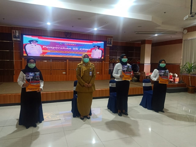 Caption Foto: Pegawa Negeri Sipil (PNS) Baru yang dilantik oleh Gubernur Jawa Timur, Khofifah Indar Parawansa melalui SK CPNS Pemprov Tahun 2019
