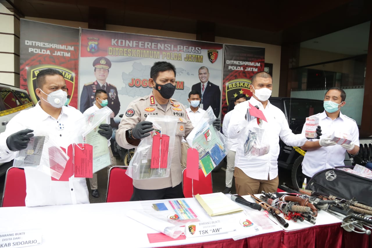 Suasana konferensi pers penangkapan makelar tanah yang tipu warga Sidoarjo di Polda Jatim, Senin (25/1/2021).