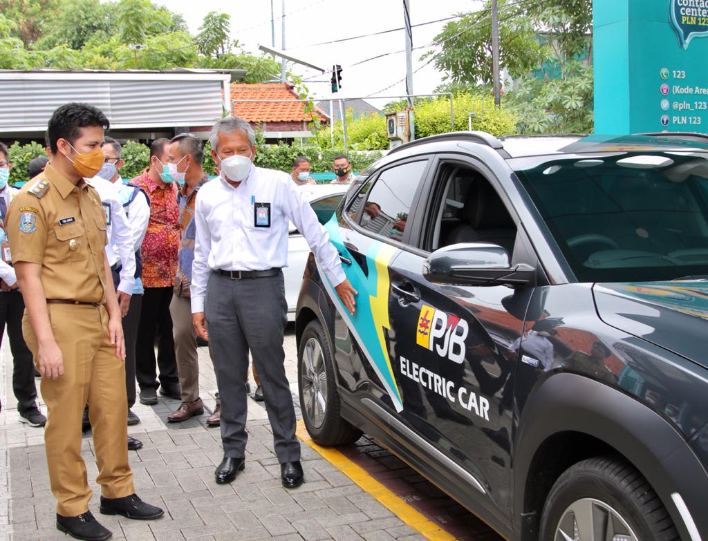 Wakil Gubernur Jatim, Emil Dardak saat memantau pengecekan mobil listrik. 