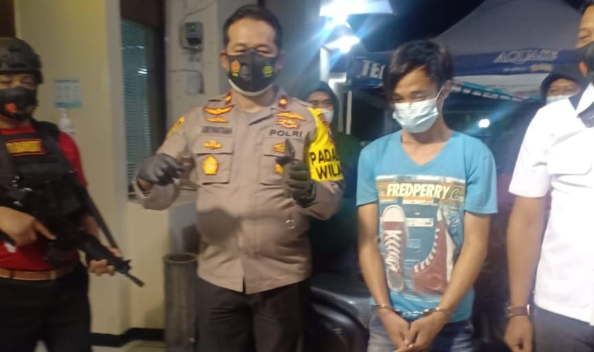 Pelaku Aries saat diamankan anggota Polsek Sukolilo. 