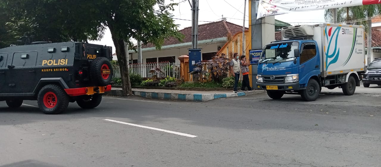 Mobil taktis polisi mengawal distribusi vaksin COVID yang keluar dari area aset milik Pemkab Tulungagung.