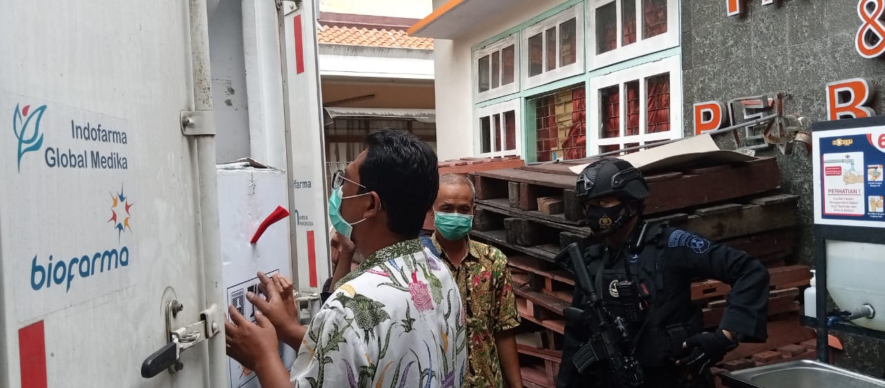 Petugas kesehatan ketika hendak membuka pintu mobil boks yang mengangkut ribuan vaksin COVID untuk para nakes Tulungagung, Selasa (26/1/2021).