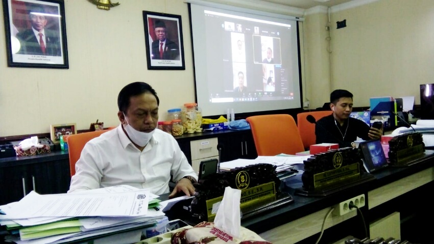 Wakil Ketua Komisi B DPRD Kota Surabaya, Anas Karno saat mengikuti hearing, Kamis (28/1/2021)