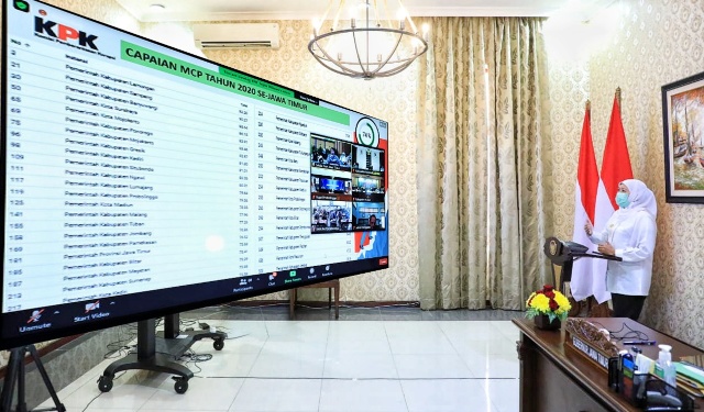  Gubernur Jatim Khofifah Indar Parawansa saat rapat koordinasi pemberantasan korupsi terintegrasi melalui zoom meeting bersama OPD di Wilayah Provinsi Jawa Timur bersama KPK RI di Ruang Graha Wicaksana Praja, Lt. 8 Kantor Gubernur Jatim, Jumat (29/1/2021)