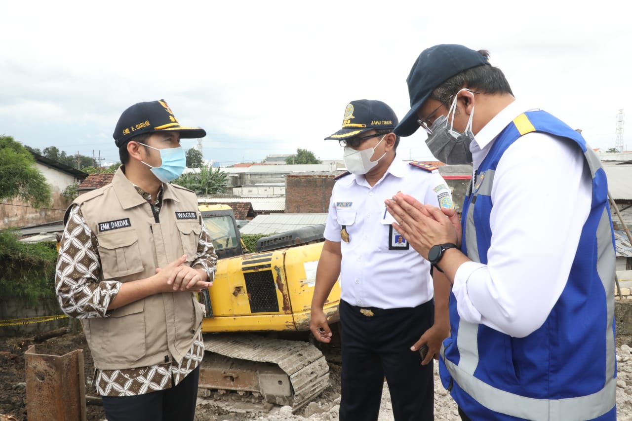 Wakil Gubernur Jawa Timur, Emil Elestianto Dardak meninjau longsor di ruas jalan tol jalur A KM 06+200 (arah Gempol).