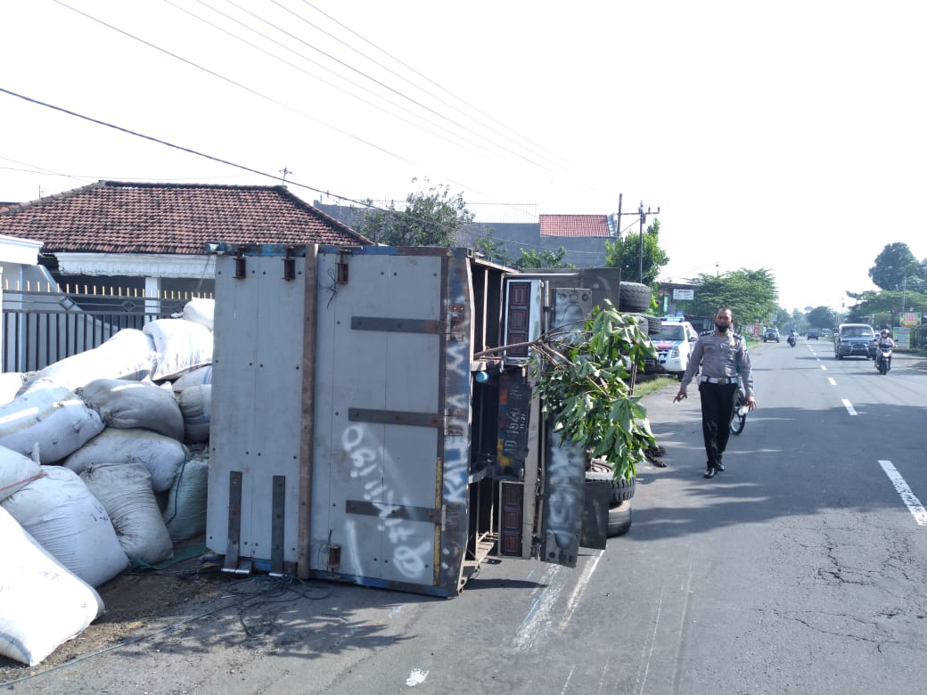 Suasana di lokasi tergulingnya truk muatan ikan asin. 