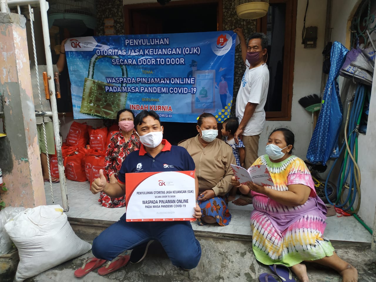 Para Tim Relawan saat memberikan edukasi kepada warga dan membagikan sembako kepada warga terdampak Covid - 19.