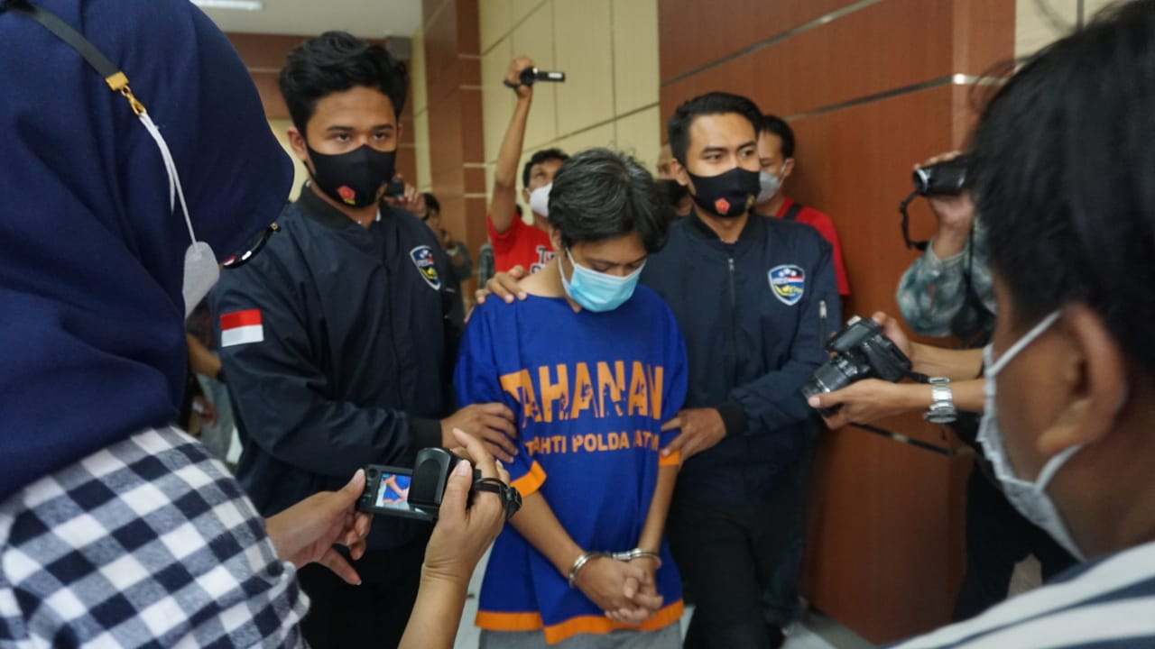 Tersangka OS hanya bisa tertunduk saat rilis kasus di Mapolda Jatim, Senin (01/2/2021).