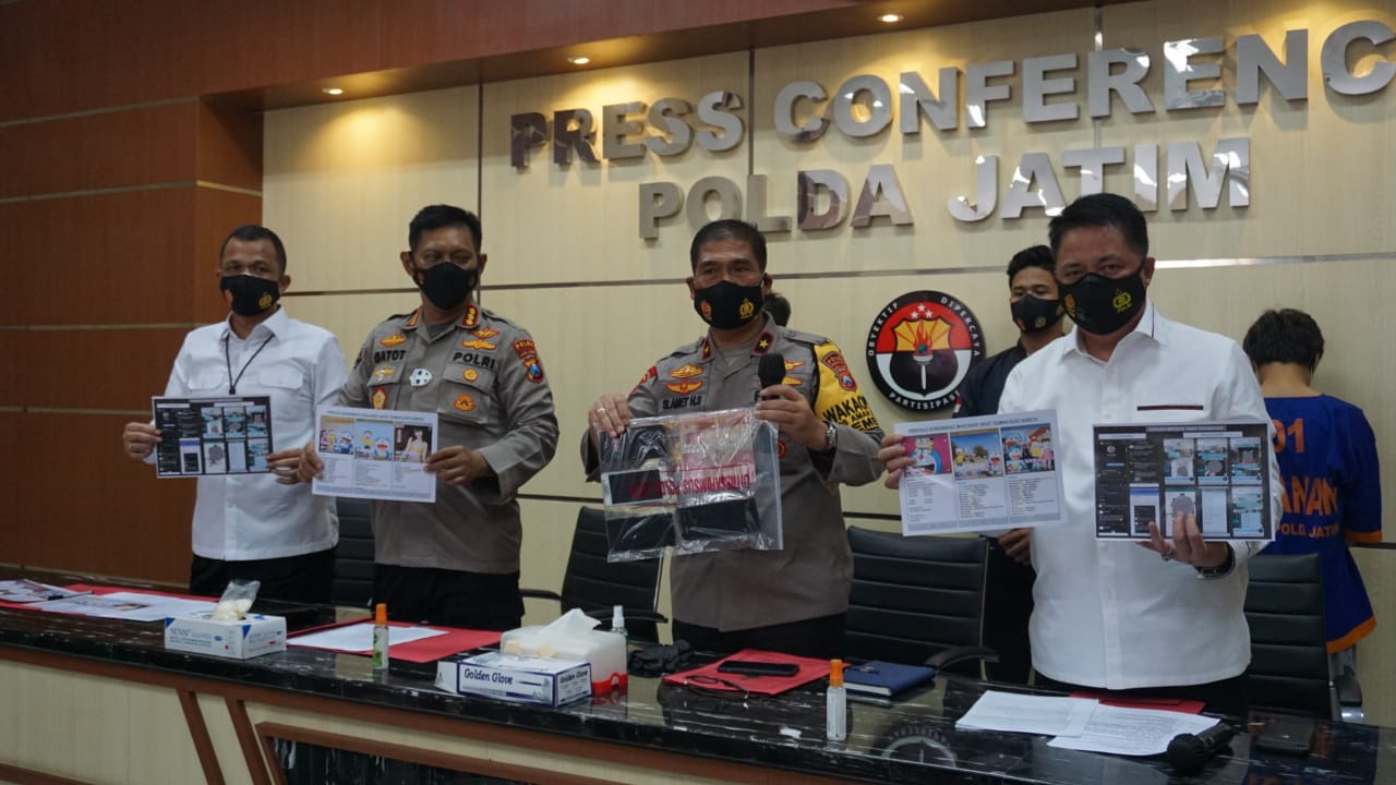 Wakapolda Jatim menunjukkan barang bukti dari penangkapan muncikari yang menjual layanan seks anak di bawah umur.