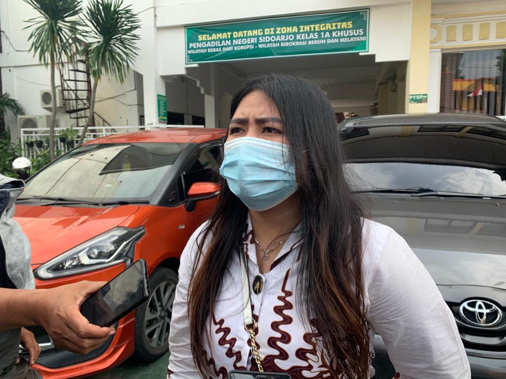 Adik Via Vallen, Mella Rossa mengaku merasa bersyukur atas putusan yang diberikan Majelis Hakim terhadap Pije. | bacasaja.id