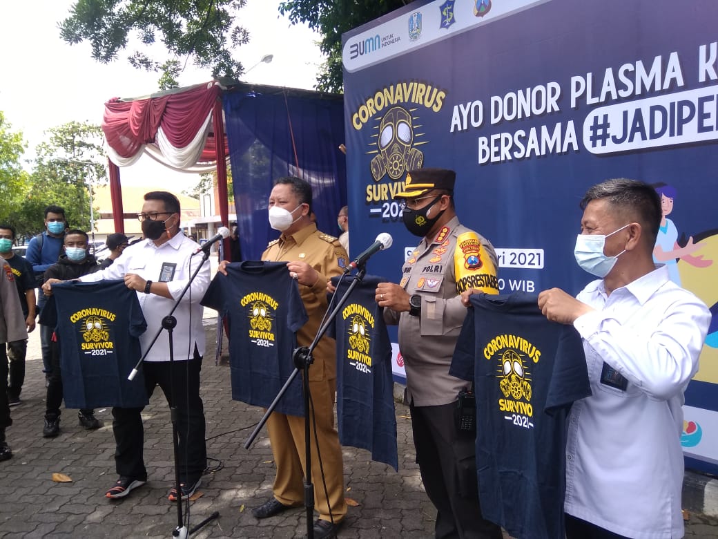 Plt Wali Kota Surabaya dan Kapolrestabes Surabaya beserta rombongan di tempat screening donor darah plasma di PT SIER, Selasa (02/2/2021).