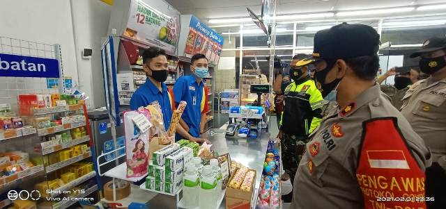 Minimartket di kawasan Krian Sidoarjo ditutup paksa petugas akibat melanggar jam malam saat PPKM.