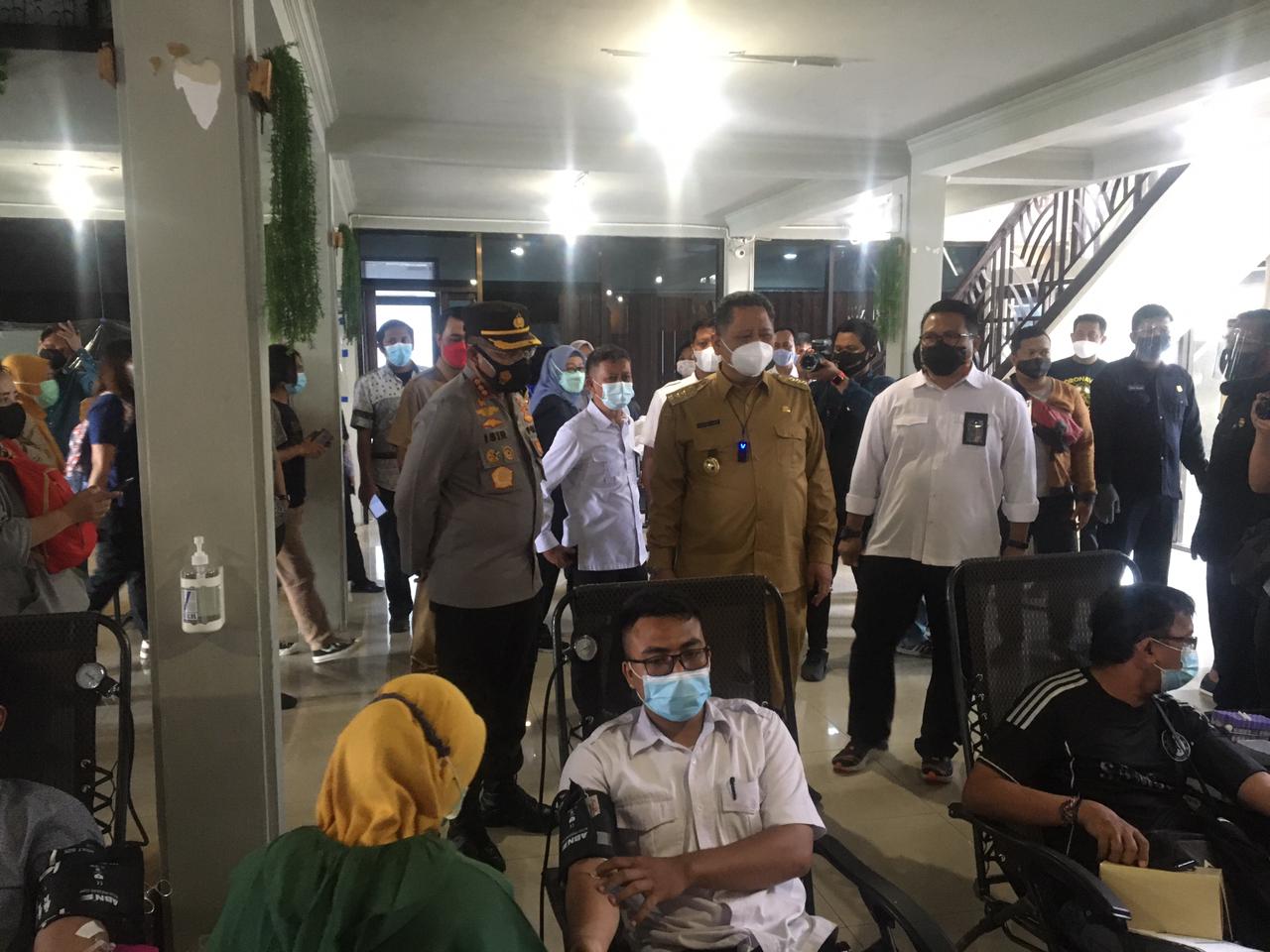 Pelaksana Tugas (Plt) Wali Kota Surabaya dan Kapolrestabes Surabaya beserta rombongan blusukan ke tempat screening donor darah plasma.