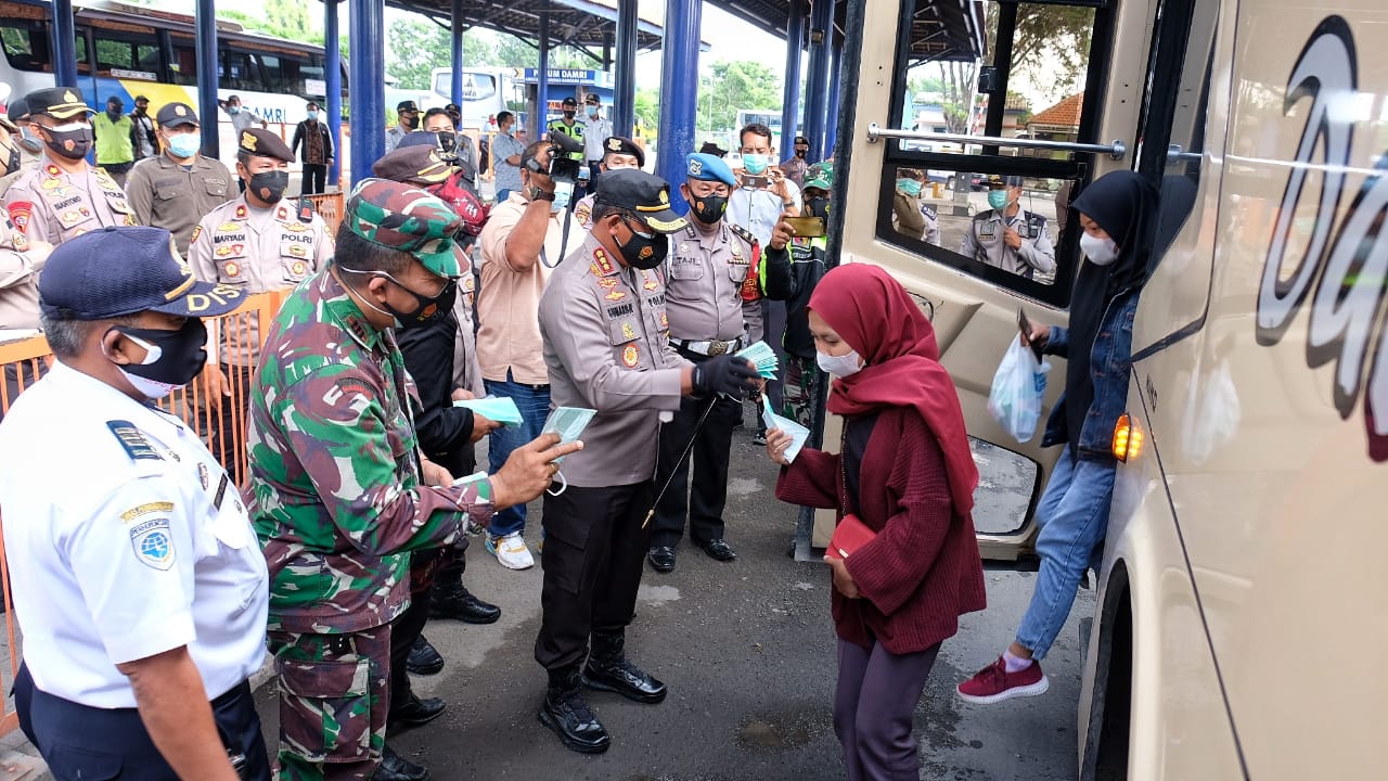 Kapolresta Sidoarjo bersama jajaran saat memberikan edukasi dan bagi-bagi masker di kawasan Terminal Bus Purabaya, Bungurasih, Selasa (2/2/2021).