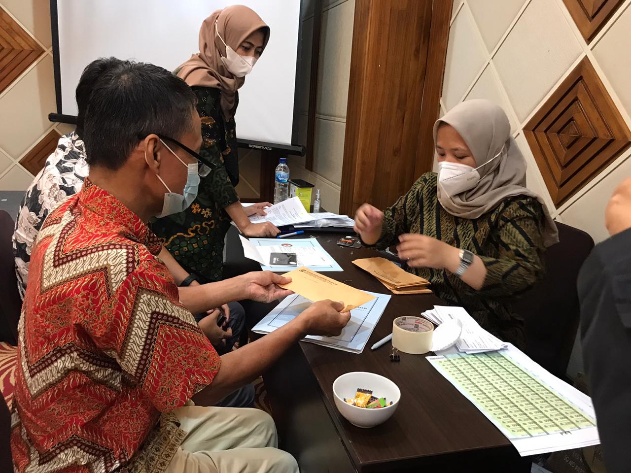 Korban teror bom mendapat bantuan yang disampaikan Gubernur Khofifah Indar Parawansa dan Wakil Ketua Lembaga Perlindungan Saksi dan Korban (LPSK) Susilaningtyas serta Kasi Badan Nasional Penanggulangan Terorisme Nurturyanto di Hotel Santika, Surabaya
