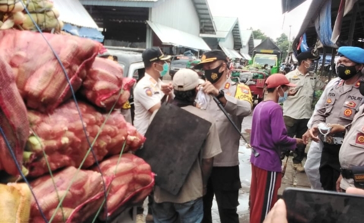 Kapolres Kediri AKBP Lukman Cahyono saat blusukan membagikan ribuan masker secara gratis di pasar induk Pare Kecamatan Pare Kabupaten Kediri, Rabu (03/02/21).