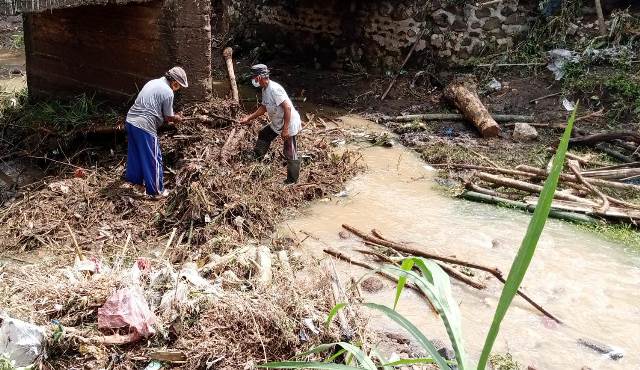 Warga Desa Sumberagung, Kecamatan Rejotangan, Kabupaten Tulungagung mulai membersihkan lingkungan mereka.