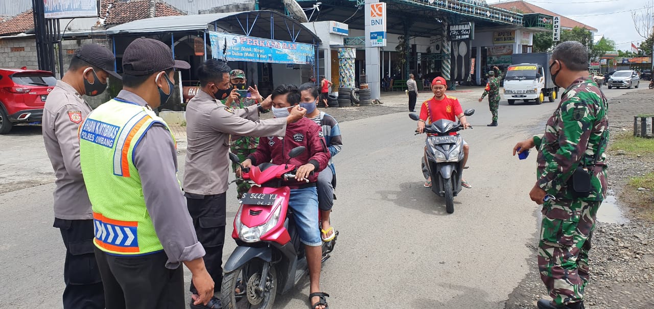 Polsek Mojowarno dan Koramil setempat membagikan masker gratis kepada para pengendara