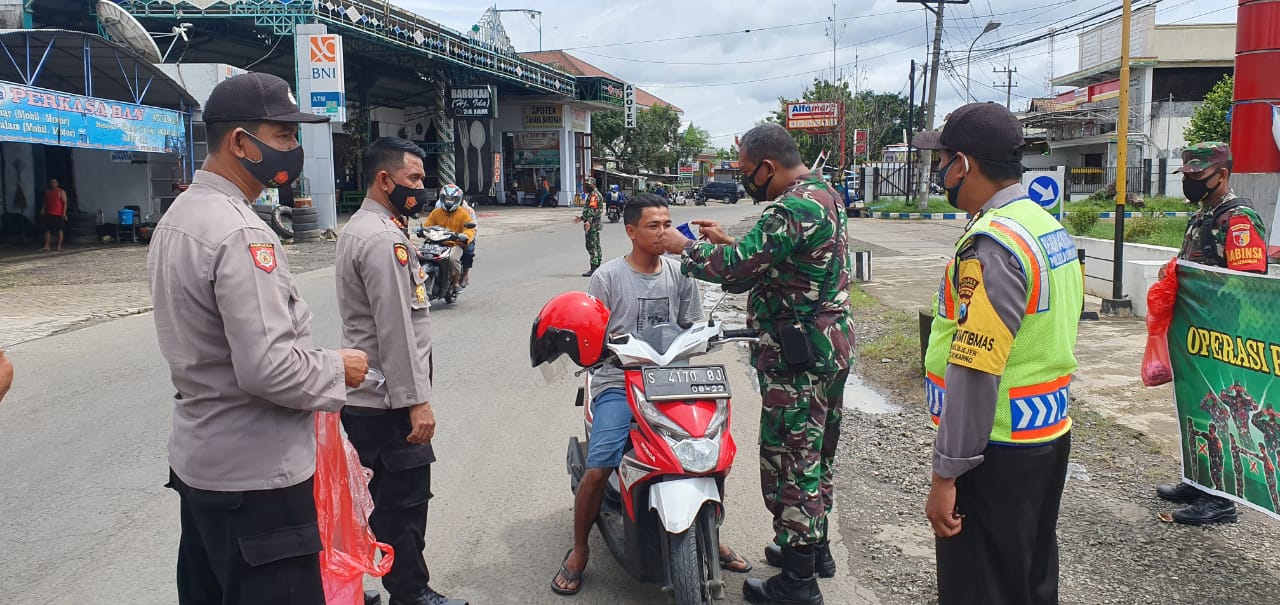 Gugus Tugas Covid-19 menggelar razia yustisi prokes di Mojowarno, Jombang.
