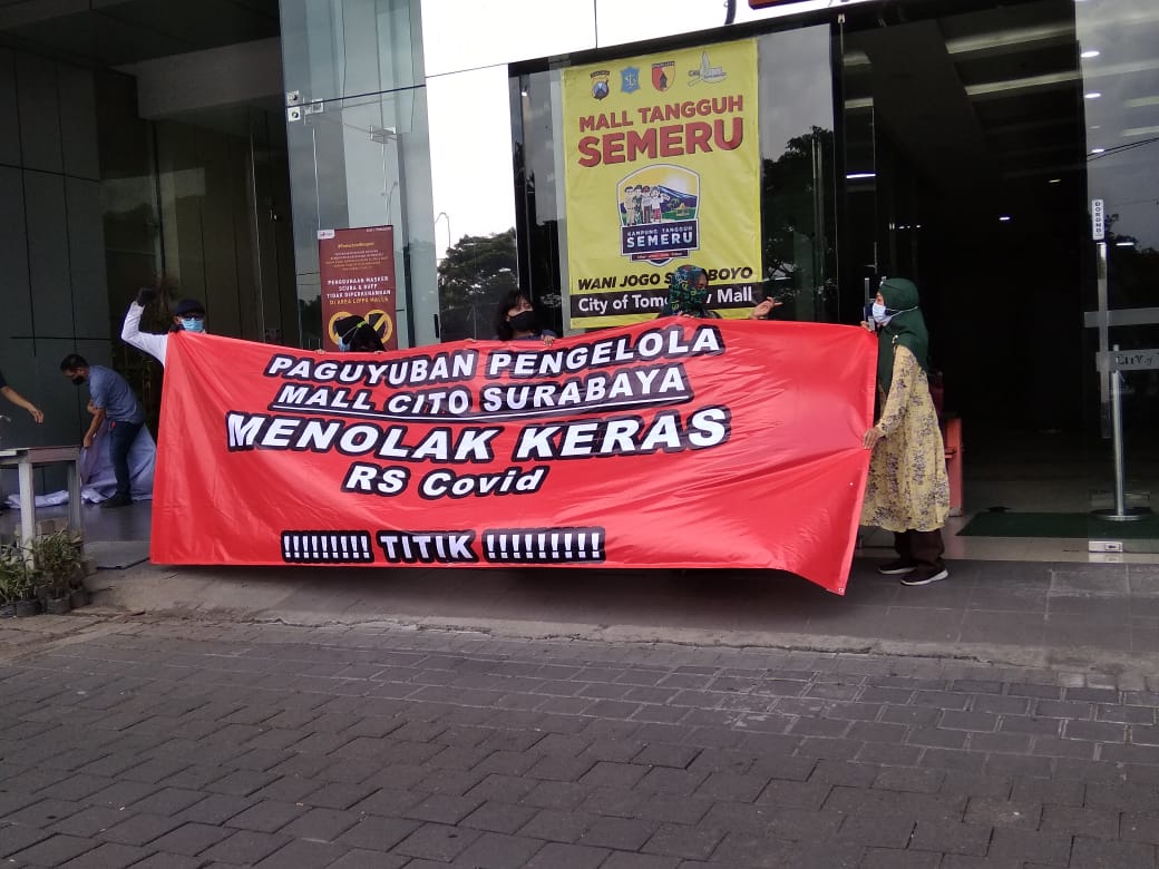 Spanduk penolakan dari paguyuban pengelola Mall Cito. | byta/bacasaja.id