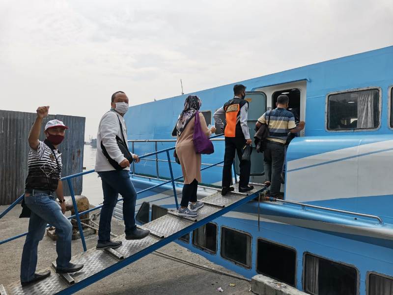 Penumpang Kapal Express Bahari saat naik menuju Bawean di Pelabuhan Gresik, Selasa (02/2/2021) lalu. | TBK /Bacasaja.id