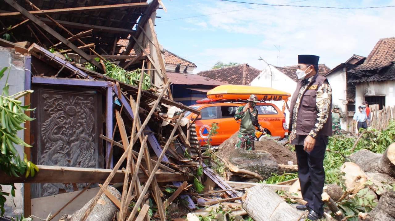 Pj Bupati Sidoarjo Hudiyono saat meninjau lokasi terdampak puting beliung. | khol/bacasaja.id