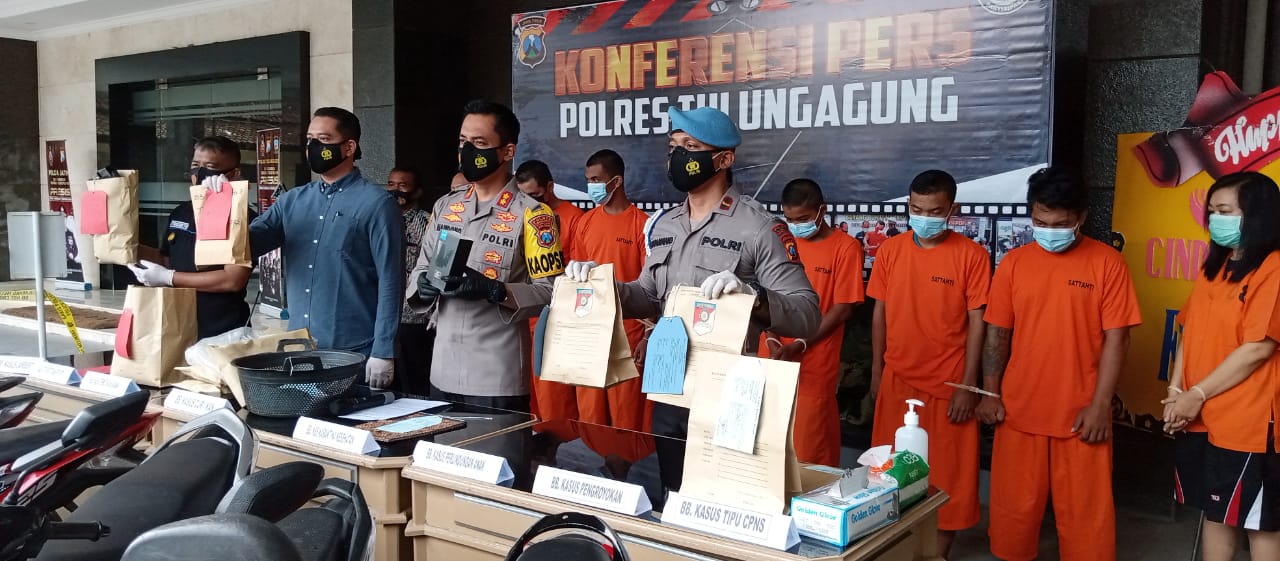 Polres Tulungagung saat merilis kasus pelanggaran prokes yang libatkan pemilik tempat wisata Singapore Water Park
