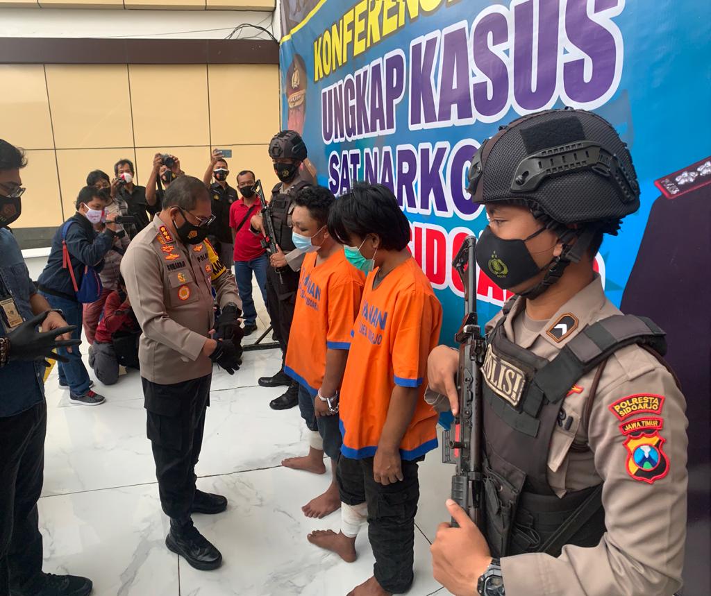 Kapolresta Sidoarjo Kombes Pol Sumardji menunjukkan kedua tersangka kasus narkoba yang ditembak kakinya saat diamankan di Mapolresta Sidoarjo. (FOTO : ARRY/BACASAJA.ID)