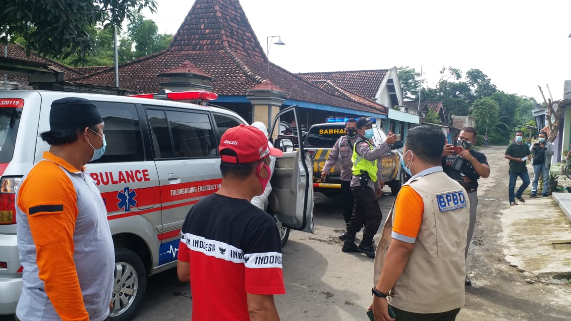 Petugas saat akan menjemput pasien covid19