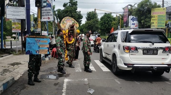 Aksi unik anggota Koramil 0809/11 Pare Kodim Kediri di Jalan PB Sudirman, Jum'at (5/2/2021).