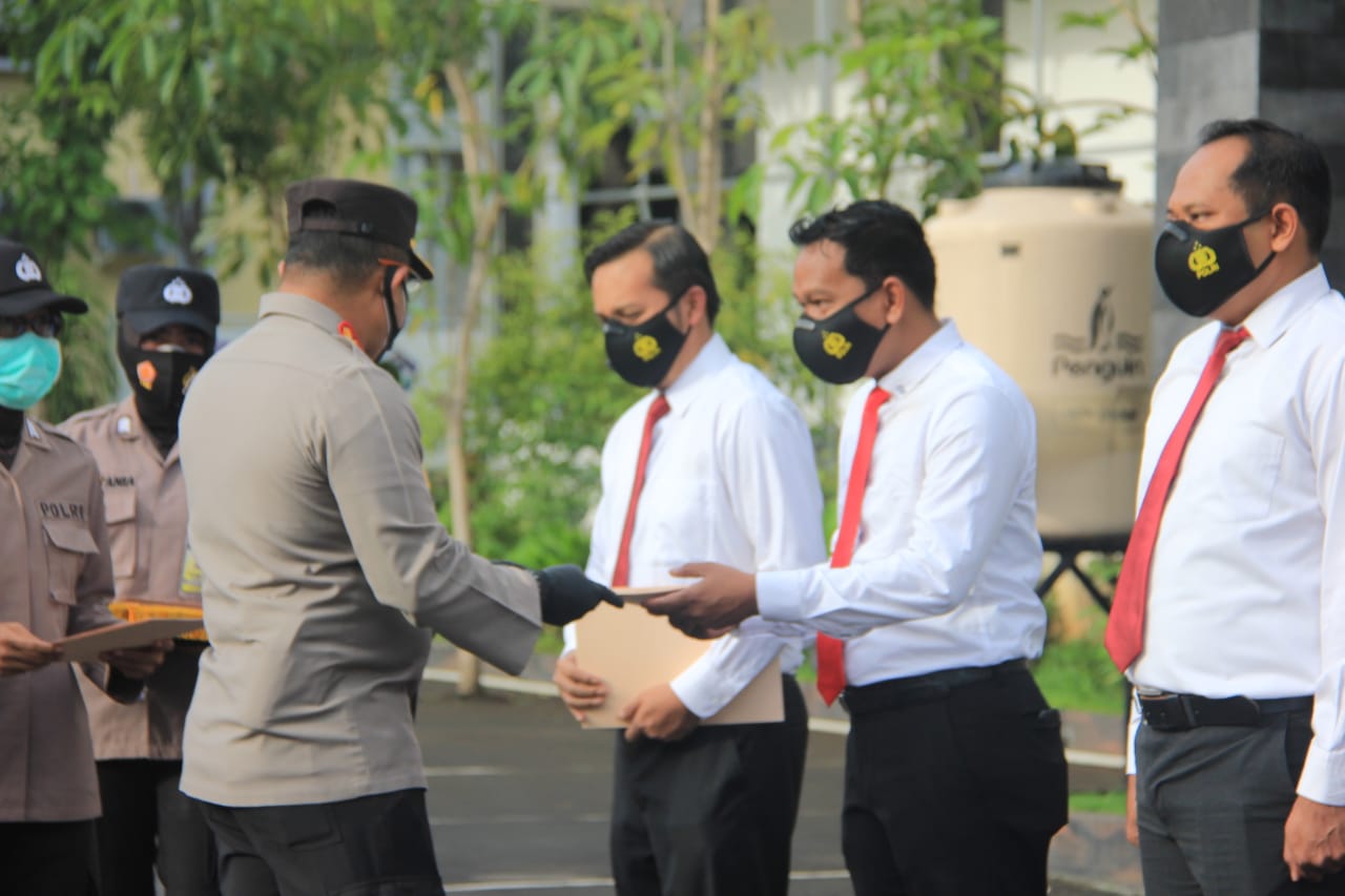 Anggota Satresnarkoba Polrestabes Surabaya menerima penghargaan dari Kapolrestabes Surabaya, Jumat (5/2/2021)