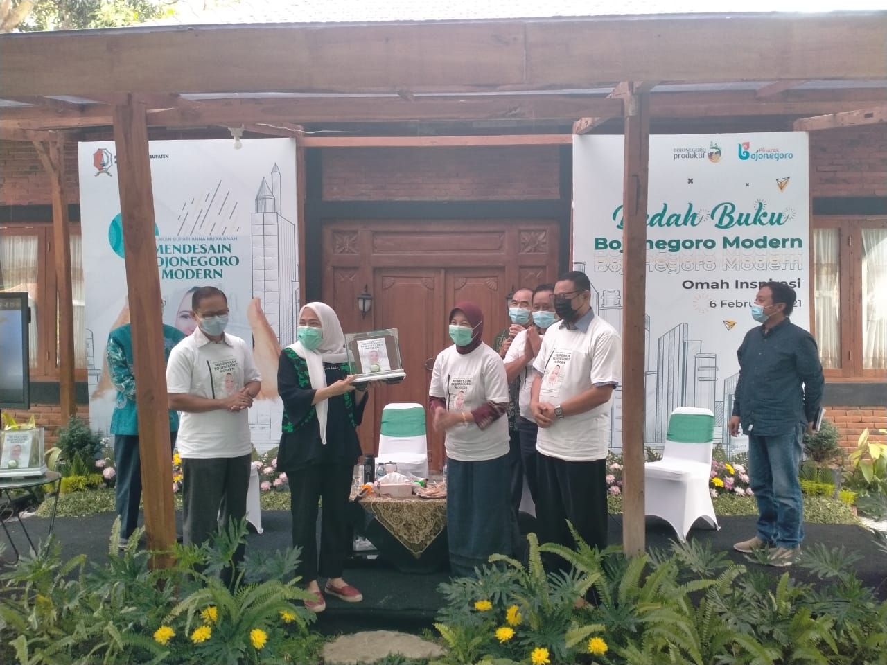 Acara bedah buku 'Mendesain Bojonegoro Modern' karya Bupati Bojonegoro Anna Mu'awanah di Rumah Aspirasi, Jalan Dr Soetomo Bojonegoro, Sabtu (06/2/2021).
