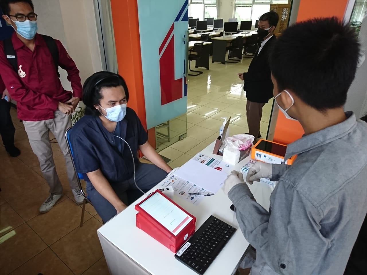 Prose skrining kesehatan panitia Lho ITS (ILITS) 2021 saat menggunakan i-nose c-19