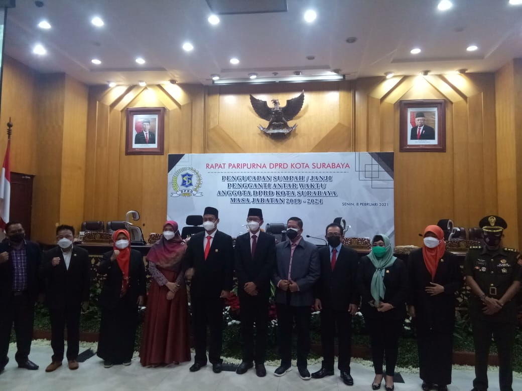 Cahyo Siswo Utomo bersama Ketua dan Anggota DPRD Kota Surabaya. | byta/bacasaja.id