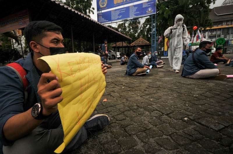 Mahasiswa Unitomo menggelar aksinya memprotes kebijakan pihak kampus. (FOTO JULIAN/BACASAJA.ID)