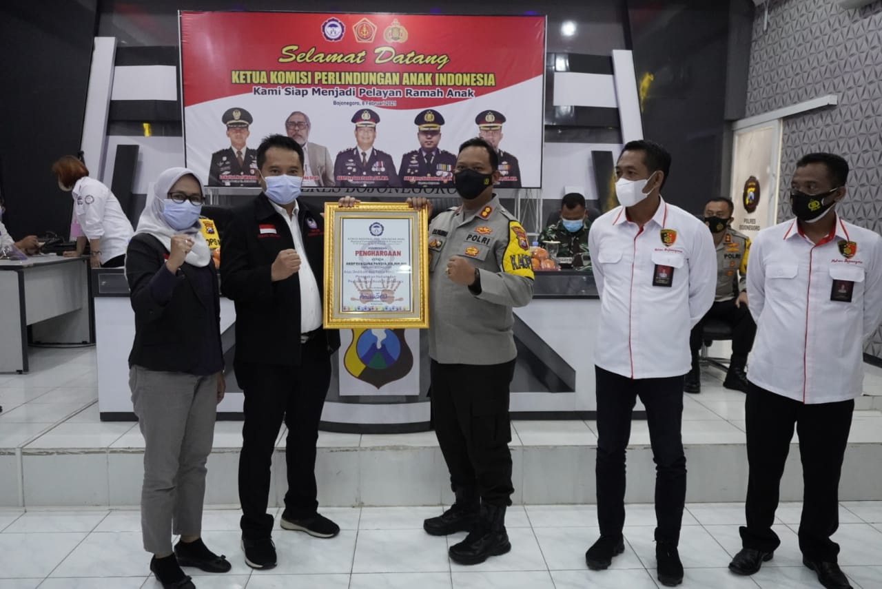 Suasana penyerahan penghargaan KPAI terhadap kinerja Polres Bojonegoro atas respon cepat penanganan kasus terhadap anak, di gedung AP I Rawi Polres Bojonegoro, Senin (08/02/2021).