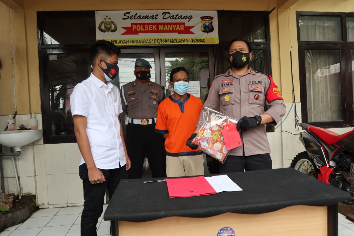 Kapolsek Manyar Iptu Bima Sakti Pria Laksana didampingi Kasat Reskrim Polsek Manyar Ipda Ekwan Hudin menanyai pelaku Tarsam di Mapolsek Manyar, Gresik, Senin (8/2/2021). (TBK/ Bacasaja.id) 