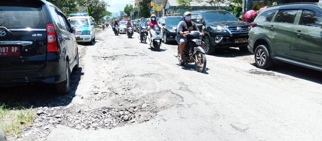 Salah satu ruas jalan yang rusak di Tulungagung. 