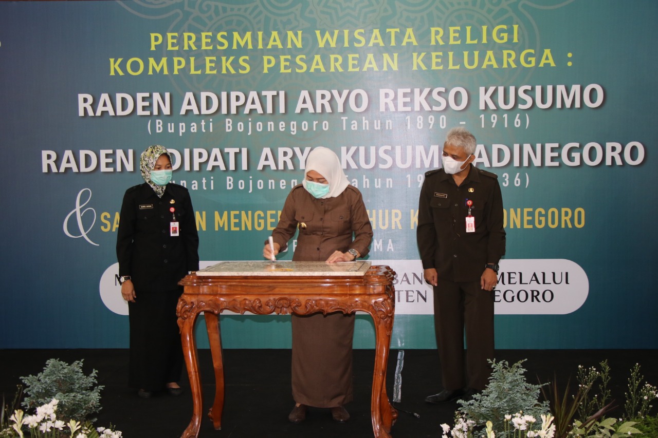 Bupati Bojonegoro Anna Mu'awannah saat meresmikan pesarean keluarga Mangun Koesoemo atau lebih dikenal dengan nama Soemantri sebagai wisata religi di Pendopo Malawapati Pemkab Bojonegoro, Selasa (09/02/21). 