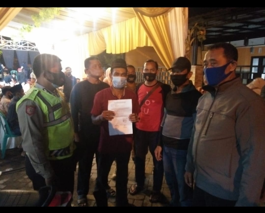 Petugas gabungan membubarkan hajatan warga Sidoarjo karena berisi hiburan elektone dan memicu kerumunan (FOTO IST)