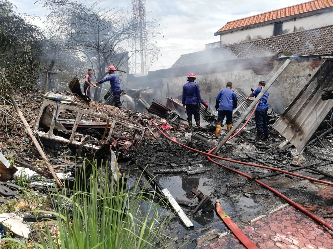 Kebakaran di warung dan tambal ban milik pasutri di Jalan Raya Porong, Sidoarjo, usai mengalami kebakaran akibat LPG ngebros.