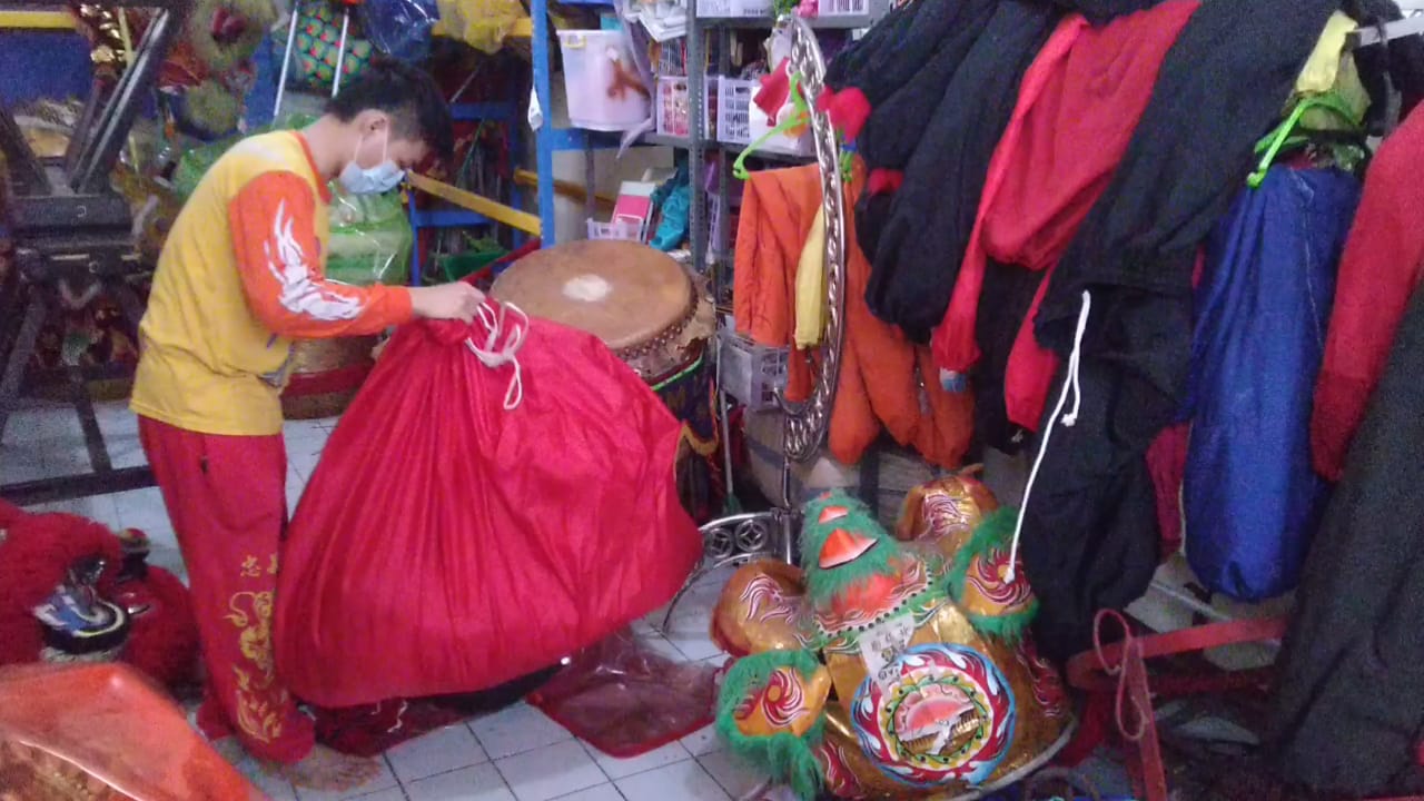 Anggota Barongsai Tarian Singa Dan Ksatria Naga saat merapikan Barongsai. 