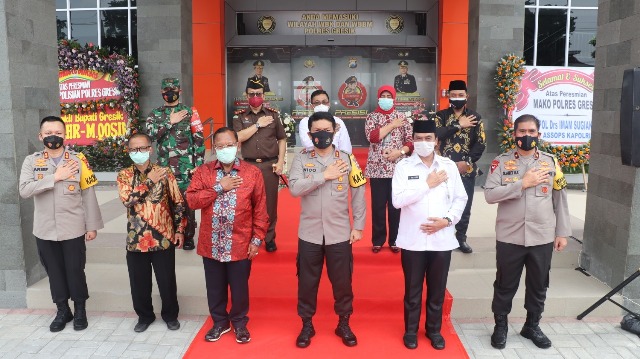 Kapolres Gresik AKBP Arief Fitrianto (kiri) mendampingi Kapolda Jatim, Irjen Pol Nico Afinta Karo Karo dan Plt Bupati Gresik, Muhammad Qosim saat peresmian gedung Polres Gresik, Rabu (10/2/2021). (TBK/Bacasaja.id)