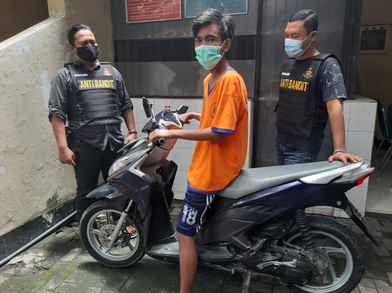 Pelaku beserta barang bukti saat diamankan polisi di Mapolsek Simokerto.
