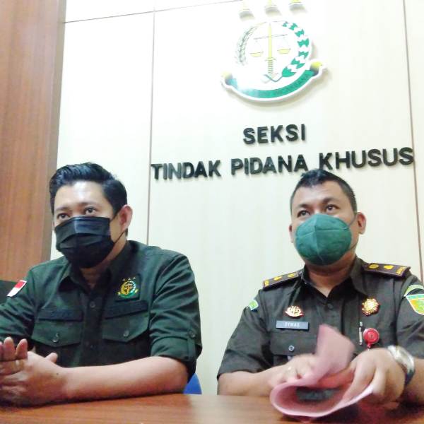Kasi Intel Kejari Gresik Dimaz Atmadi Brata Anandiyansyah di dampingi Kasipidsus Dymas Adji Wibowo saat memberikan keterangan di kantor Kajari, Rabu (10/2/2021). (TBK/Bacasaja.id)