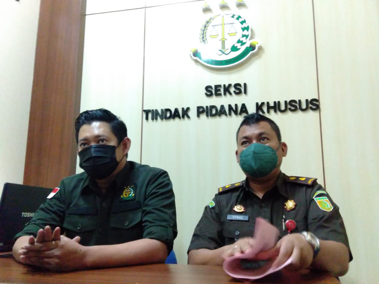 Kasi Intel Kejari Gresik Dimaz Atmadi Brata (Kiri) di dampingi Kasipidsus Dymas Adji Wibowo saat memberikan keterangan di kantor Kajari, Rabu (10/2/2021) lalu. (TBK/Bacasaja.id).