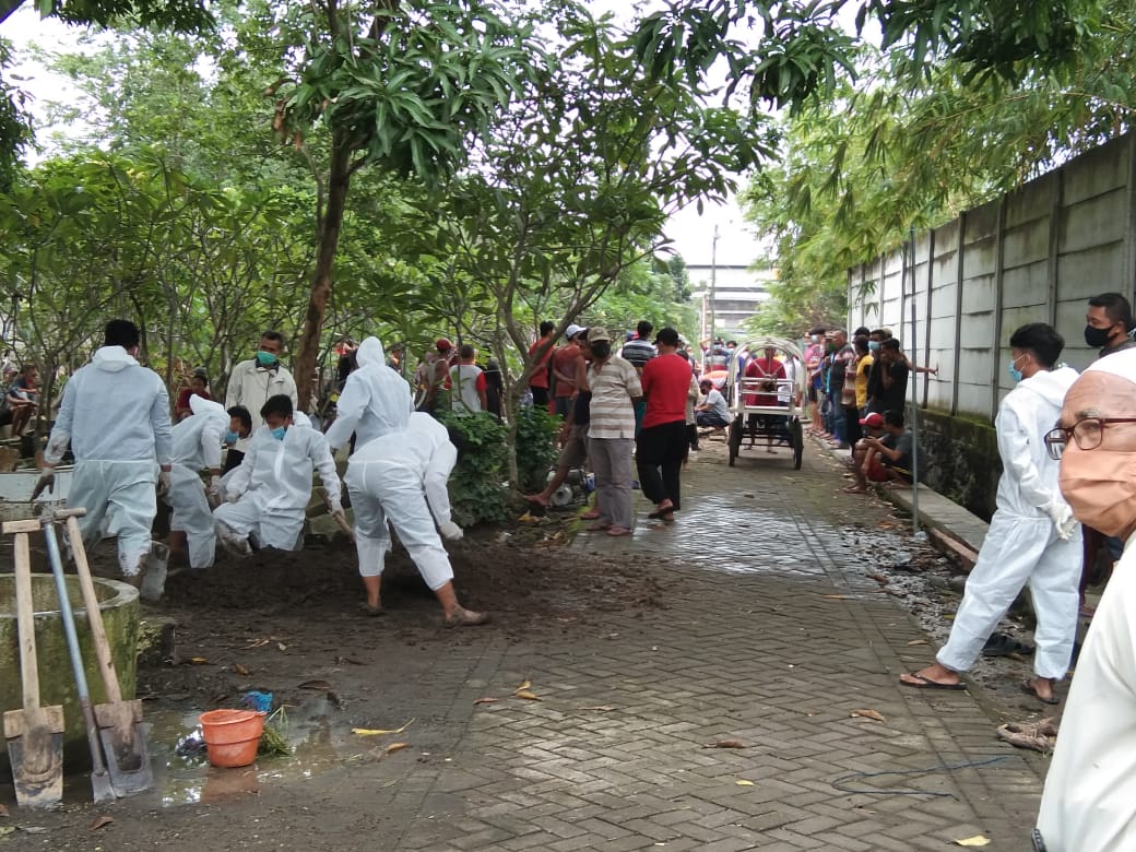 Pemakaman Jeazah Seniwati di TPU Desa Wonokupang Kecamatan Balongbendo, Sidoarjo