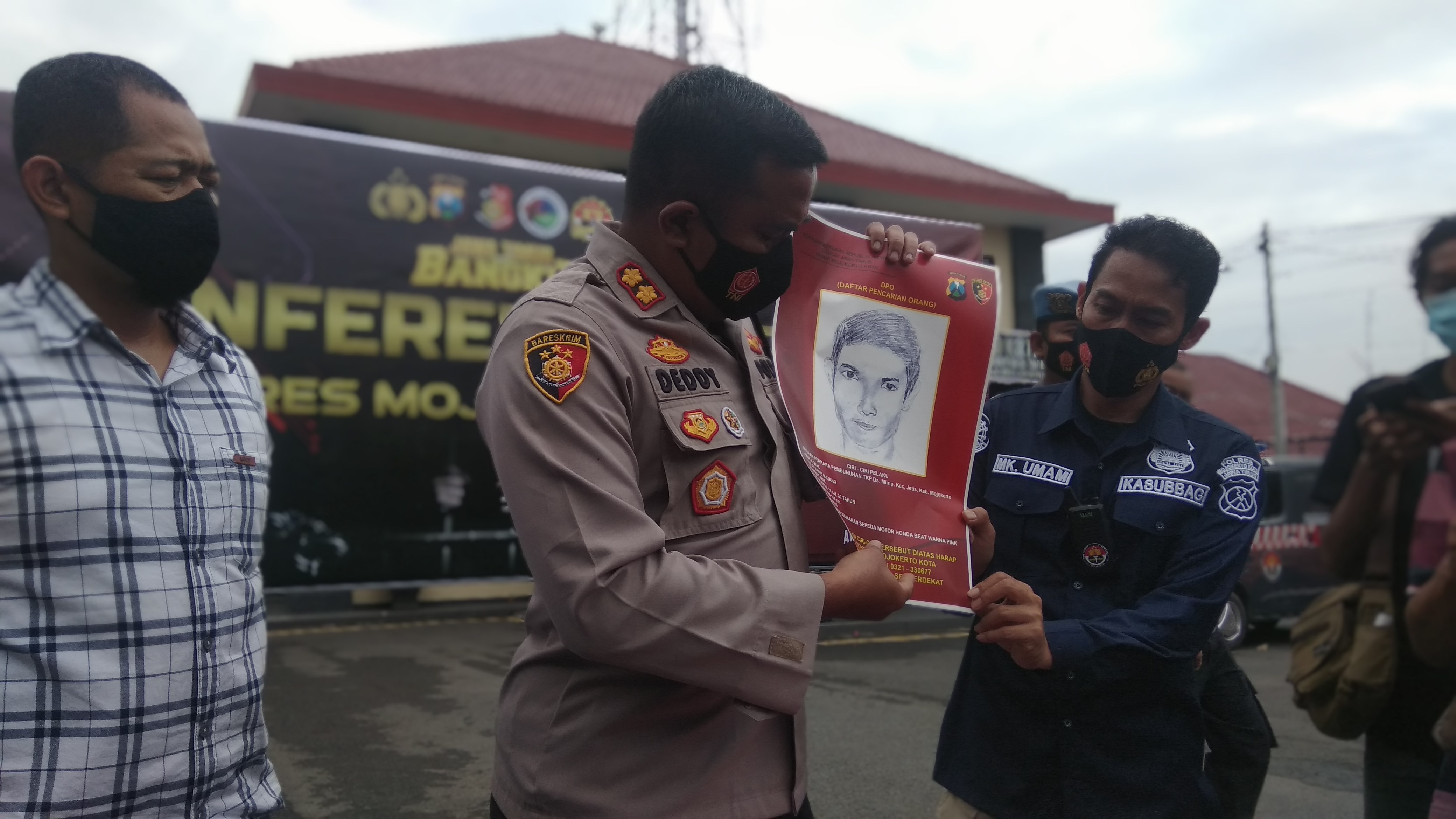 Polisi menunjukkan sketsa wajah terduga pelaku pembunuhan terapis pijat di Mojokerto