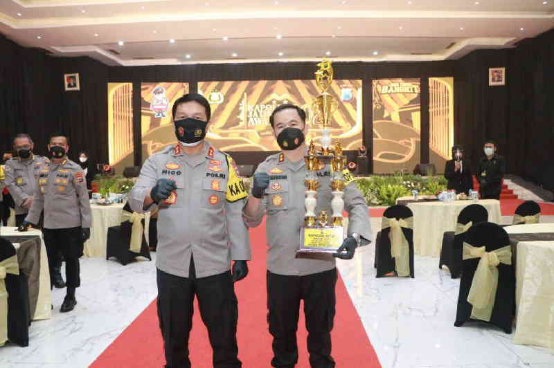 Kapolres Trenggalek AKBP Doni Satria Sembiring mendapat penghargaan kategori Polres Adika Peringkat 1.
